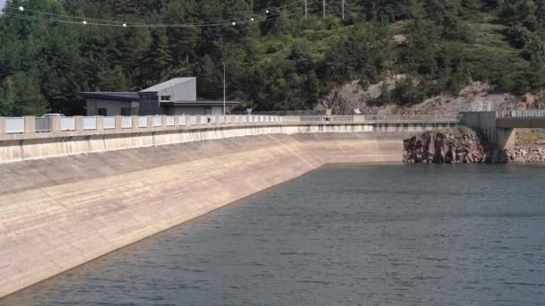 Feste Struktur Und Hoher Wasserstand Einem Betondamm Statisch — Stockvideo