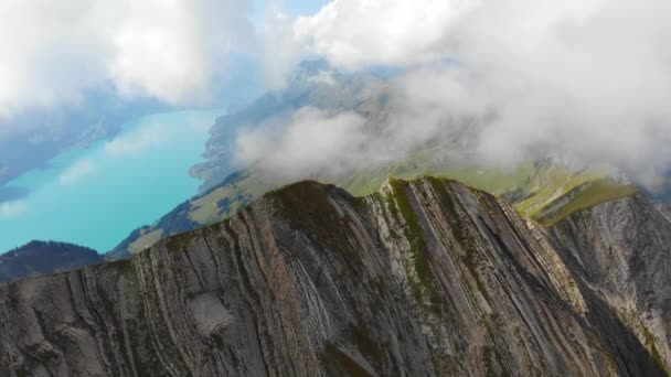 Luchtfoto Bergrug Tussen Wolken Zwitserse Alpen — Stockvideo
