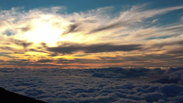 Vue Panoramique Magnifique Coucher Soleil Dessus Paysage Nuageux Sur Volcan — Video