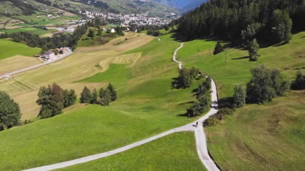 Aéreo Vale Suíço Mountain Biker Seguindo Caminho — Vídeo de Stock