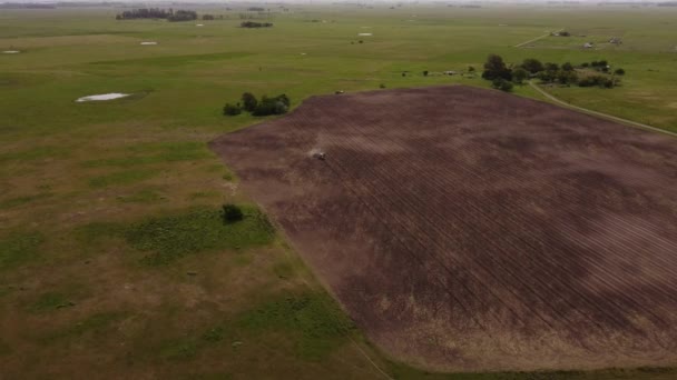 Campo Aração Tratores Província Buenos Aires Argentina Aproximação Aérea — Vídeo de Stock