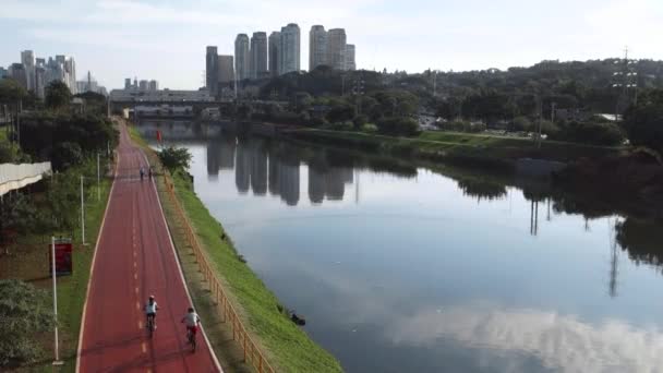 Cyklisté Šlape Podél Řeky Pinheiros Cyklostezka Sao Paulo Brazílie Zobrazení — Stock video