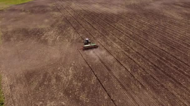 アルゼンチンのブエノスアイレス州でトラクターの耕作場 航空追跡 — ストック動画