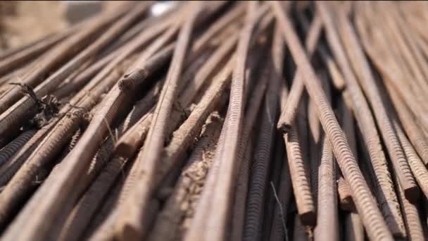 Stapel Roestige Metalen Wapeningsstaven Die Grond Liggen Close Lage Hoek — Stockvideo