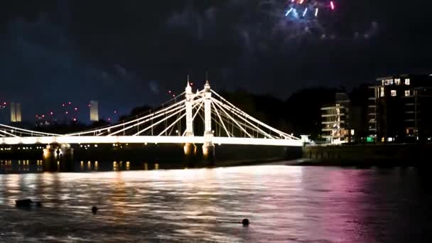 有名なアルバート橋の前でガイ フォークス ナイトを祝う花火 — ストック動画