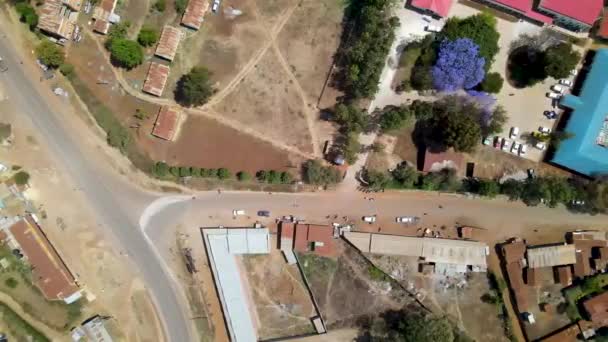 Внизу Вниз Повітря Барвистих Дахів Стоїть Парковці Маленькому Кенійському Містечку — стокове відео