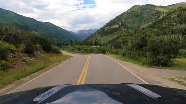 Icônica Estrada Rural Americana Majestosa Paisagem Montanhosa Dirigindo Tiro Pov — Vídeo de Stock
