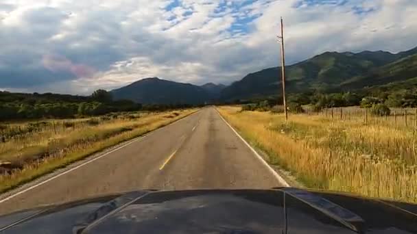 Iconische Eindeloze Usa Landweg Met Weiden Bergketen Horizon Rijden Pov — Stockvideo