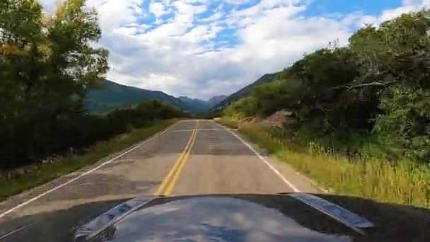 コロラド州の壮大な山脈とアスファルトの道路 ハメ撮りショットを運転 — ストック動画