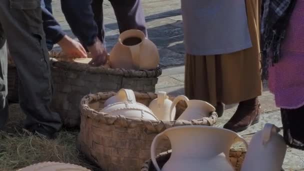 Mens Plaatst Stukken Aardewerk Een Houten Mandje Vervoeren Rieten Manden — Stockvideo