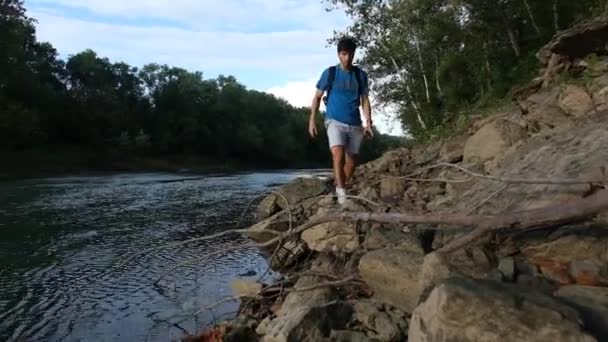 ミズーリ州のマレメック川の隣の歩道を歩いている男のパンアップショット — ストック動画