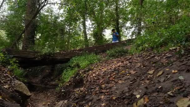 Pan Bild Man Som Går Stig Bredvid Maremeck River Missouri — Stockvideo