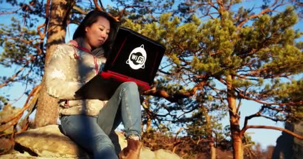 Japonka Pracuje Laptopu Rozhlíží Horách Les Pozadí Práce Dálku Práce — Stock video