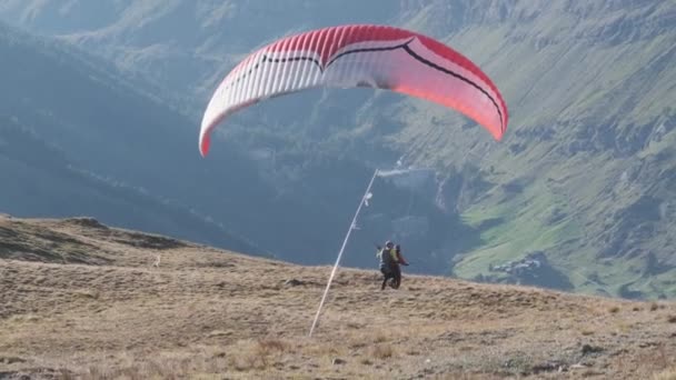 Tracking Shot Turystycznego Paralotniarza Startującego Górach — Wideo stockowe