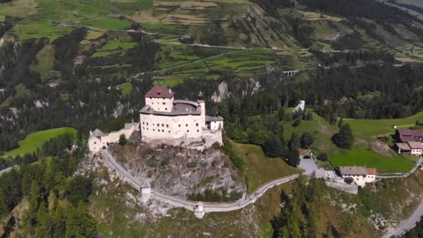 Aerial Μεσαιωνικό Κάστρο Tarasp Από Τον Αέρα — Αρχείο Βίντεο