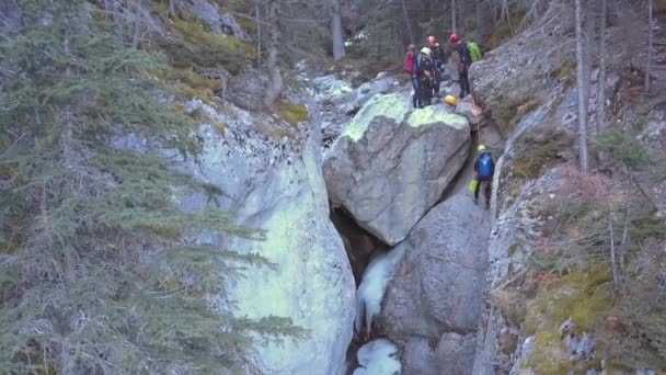 Gruppo Canyoneering Invernale Attende Cima Come Membro Calca Parete Rocciosa — Video Stock
