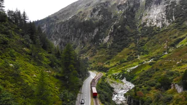 Воздушный Паровоз Идущий Вдоль Альпийской Долины Вдоль Реки Рона — стоковое видео