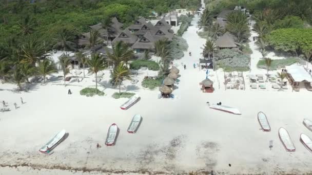 Aerial Top Shot Luxury Apartments Resort Boats Sandy Beach Crystal — Vídeo de Stock