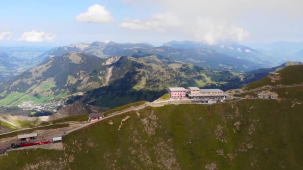 Luchtfoto Station Een Bergkam Zwitserse Alpen — Stockvideo