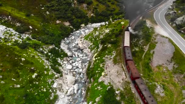 Antenne Dampfzug Auf Kurvenreicher Straße Und Entlang Der Rhone — Stockvideo