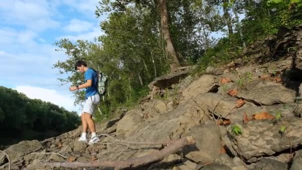 Vista Panorámica Hombre Caminando Por Sendero Junto Río Maremeck Missouri — Vídeos de Stock