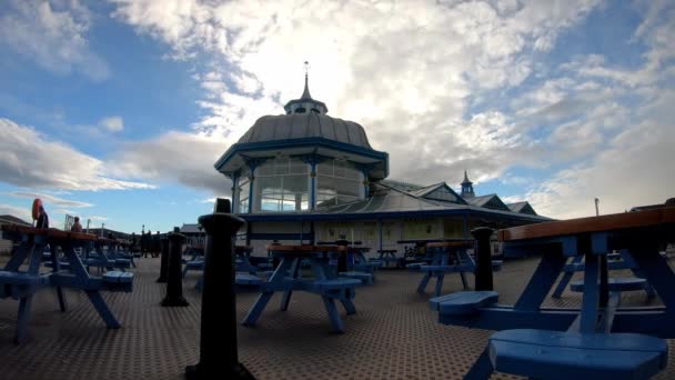 Landudno桟橋パビリオン木製の上を通過雲ビクトリア朝のウェールズのランドマークのカフェの時間の経過は遅い左 — ストック動画
