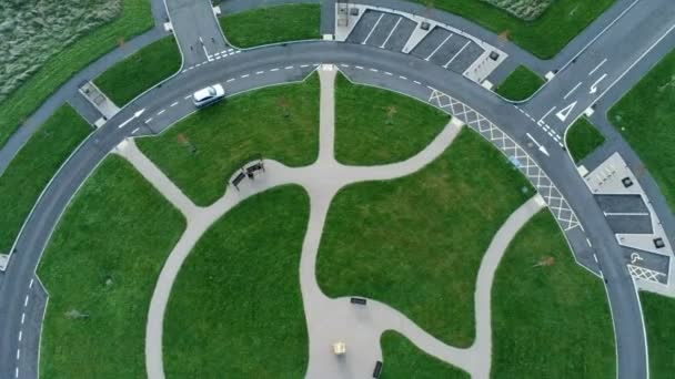 Kreisförmiges Design Luftaufnahme Über Zierpfad Friedhofsgarten Mit Parkplatz Rund Außen — Stockvideo