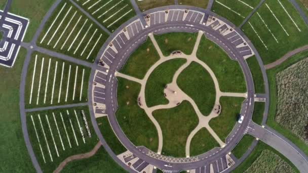 Kreisförmige Gestaltung Antenne Absteigend Blick Über Zierpflanzengarten Friedhof Mit Parkplatz — Stockvideo