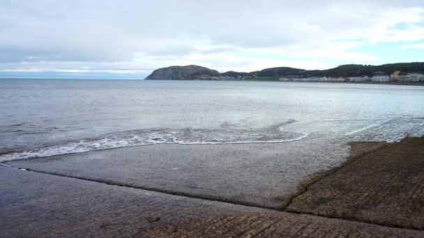 Onde Lavaggio Pontile Cemento Atterraggio Che Porta Alla Costa Nuvolosa — Video Stock