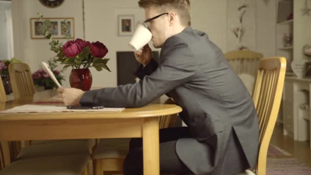 Joven Hombre Negocios Sienta Una Mesa Con Traje Lee Periódico — Vídeo de stock