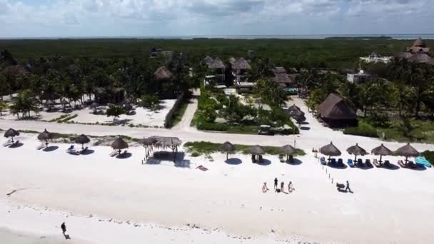 Letecký Pohled Malé Beach Town Bílým Pískem Pobřeží Mexiku — Stock video