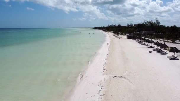 Vista Aérea Uma Costa Praia Rasa Com Cabana Praia Palapas — Vídeo de Stock