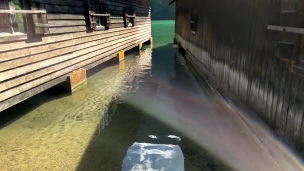 Tilt Shot Two Wooden Pier Houses Boats Clean Famous Knigssee — Αρχείο Βίντεο