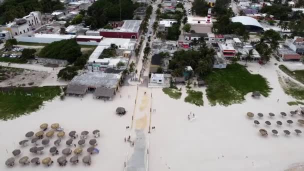 メキシコの白い砂とビーチハットパラパスを持つビーチタウンの空中ビュー — ストック動画