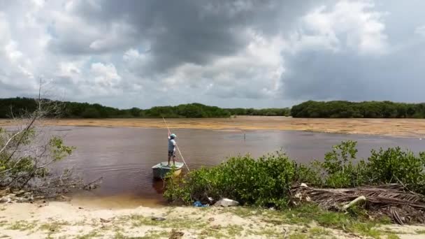 Kid Paddling Pequeno Barco Pesca Lago Marrom Meio Dia — Vídeo de Stock