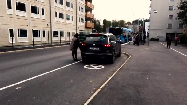 Bergsjn Göteborg Timelapse Gata Nära Busshållplats Med Människor Och Bilar — Stockvideo