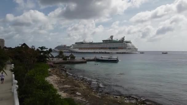 Vista Aérea Crucero Atracado Caribe — Vídeos de Stock