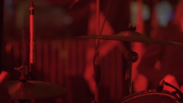 Bermain Drum Memukul Simbal Drum Dalam Super Slowmotion 240Fps — Stok Video