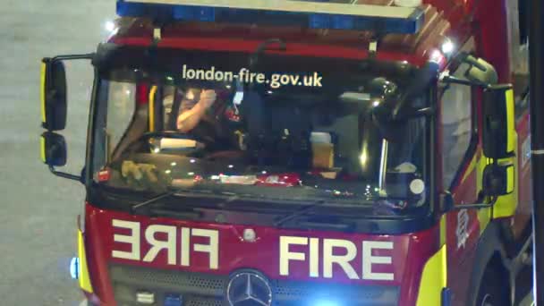 Κοντινό Πλάνο Πυροσβεστικής Μηχανής Φώτα Που Αναβοσβήνουν Νύχτα Στο Λονδίνο — Αρχείο Βίντεο