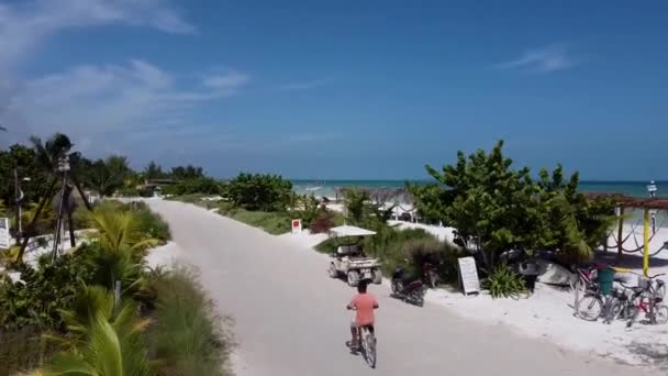Vista Aérea Hombre Montando Bicicleta Vista Del Mar Caribe Pueblo — Vídeos de Stock