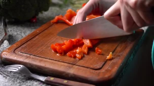 Cięcie Świeżego Czerwonego Papryki Drewnianej Desce Red Pepper Pickle Recipe — Wideo stockowe