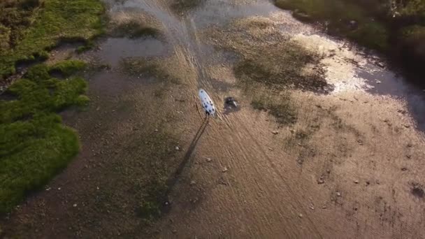 Pista Aérea Surfista Carregando Prancha Sobre Cabeça Depois Surfar River — Vídeo de Stock