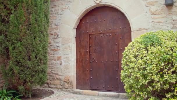 Medeltida Trä Dörr Historiska Cobblestone Building Långsam Glidare — Stockvideo