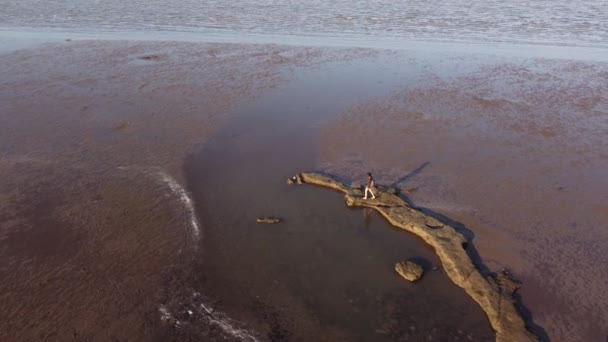 Aerial View Woman Walking Outstanding Rocks Ebb Tide River Plate — Stock video