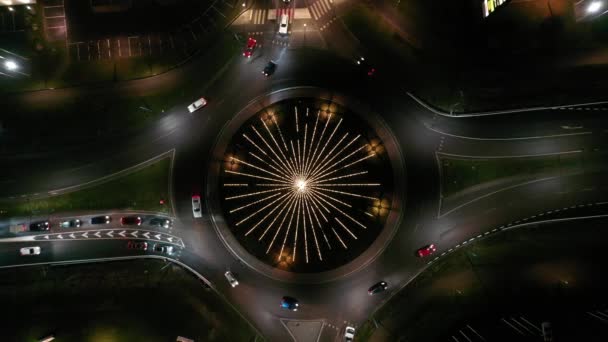 Het Verkeer Gaat Nachts Uit Een Rotonde Hoog Lucht Gefilmd — Stockvideo