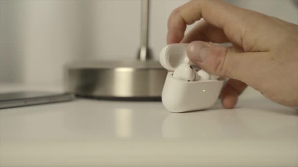 Kablosuz Bluetooth Airpod Kulaklıklarını Alan Bir Adamı Yakından Çek — Stok video