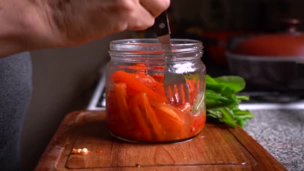 Míchání Red Bell Pepper Pickle Glass Jar Pomocí Vidličky Zavřít — Stock video
