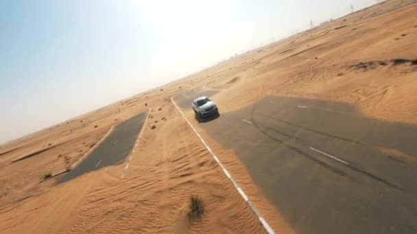 Fpv Drönare Utsikt Runt Mercedes Amg Kör Halvöken Väg Dubai — Stockvideo