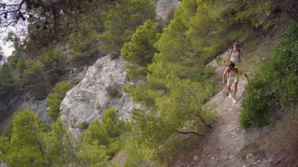 Giovane Coppia Attiva Escursionismo Nella Foresta Paesaggio Montano Con Scogliere — Video Stock