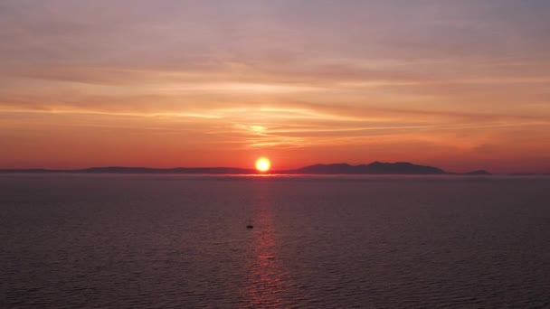 Tramonto Sulla Costa Occidentale Della Scozia Barca Vela Sagomata Dal — Video Stock